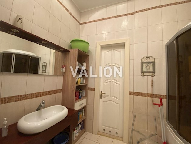 Продається атмосферна 2-кімнатна квартира у самому серці Києва — вул. Костьольна, 7, Шевченківський район, правий берег.