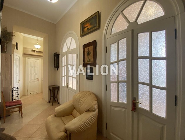 Продається атмосферна 2-кімнатна квартира у самому серці Києва — вул. Костьольна, 7, Шевченківський район, правий берег.