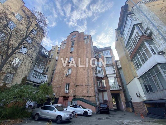 Продається атмосферна 2-кімнатна квартира у самому серці Києва — вул. Костьольна, 7, Шевченківський район, правий берег.