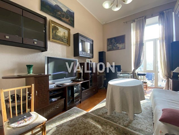 Продається атмосферна 2-кімнатна квартира у самому серці Києва — вул. Костьольна, 7, Шевченківський район, правий берег.