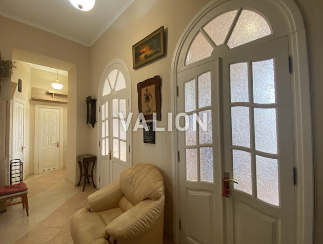 Продається атмосферна 2-кімнатна квартира у самому серці Києва — вул. Костьольна, 7, Шевченківський район, правий берег.