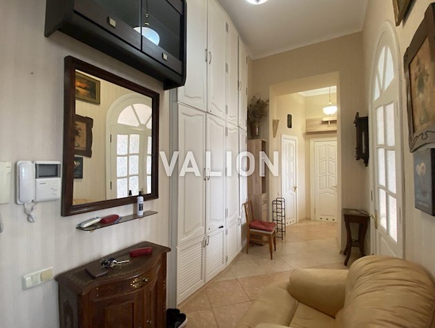 Продається атмосферна 2-кімнатна квартира у самому серці Києва — вул. Костьольна, 7, Шевченківський район, правий берег.