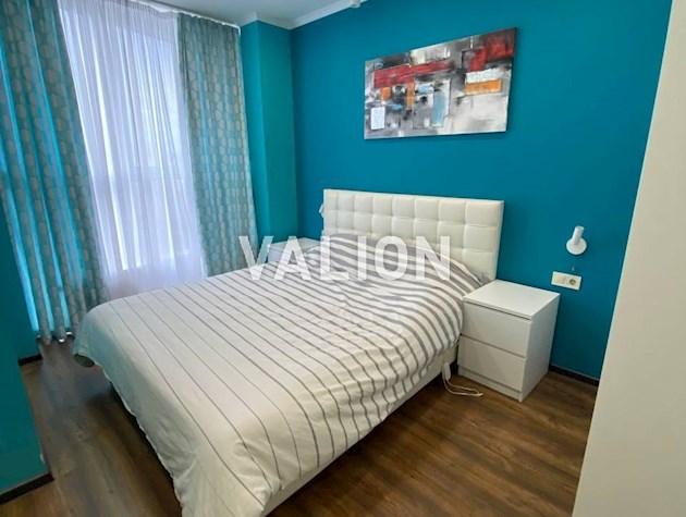 Драгоманова 2-б з дизайнерським ремонтом і меблями