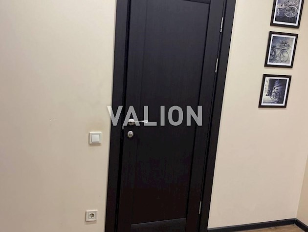 Драгоманова 2-б з дизайнерським ремонтом і меблями