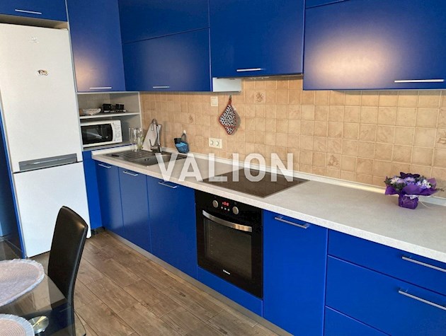 Драгоманова 2-б з дизайнерським ремонтом і меблями