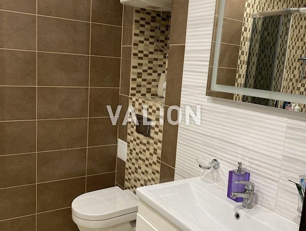 Драгоманова 2-б з дизайнерським ремонтом і меблями