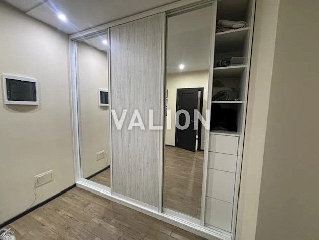 Драгоманова 2-б з дизайнерським ремонтом і меблями