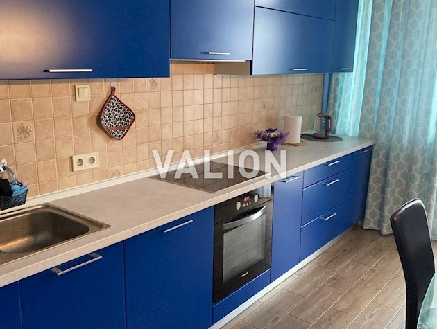 Драгоманова 2-б з дизайнерським ремонтом і меблями