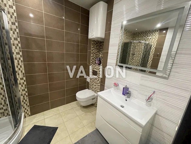 Драгоманова 2-б з дизайнерським ремонтом і меблями