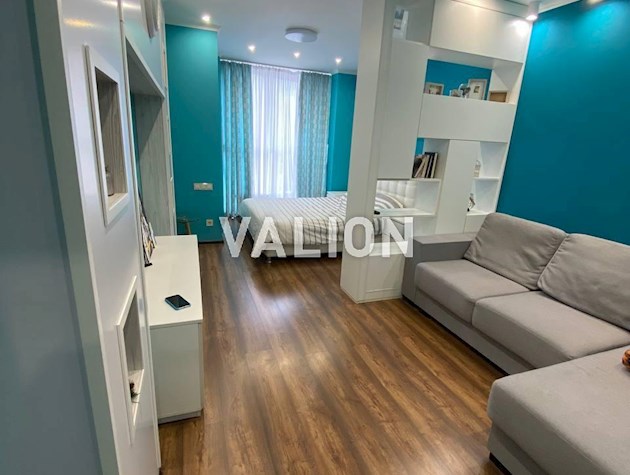 Драгоманова 2-б з дизайнерським ремонтом і меблями