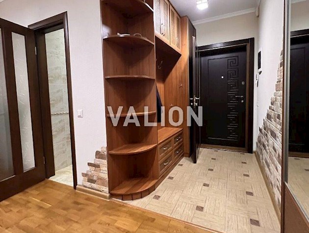 Продажа 2-комнатной квартиры по улице Драгоманова 40з, метро Позняки