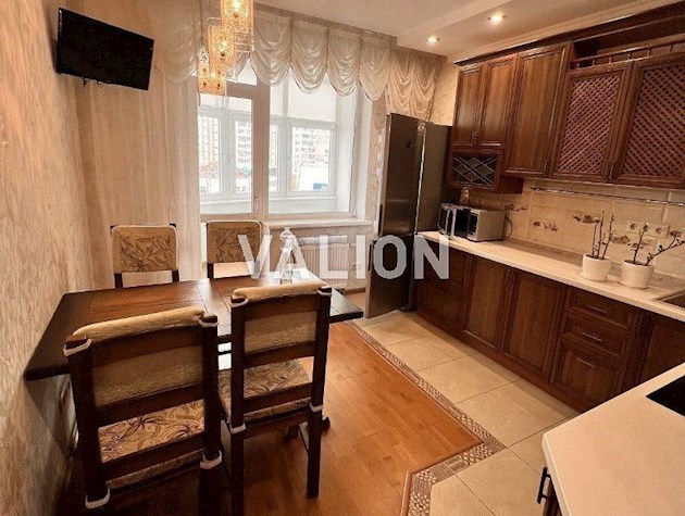 Продажа 2-комнатной квартиры по улице Драгоманова 40з, метро Позняки