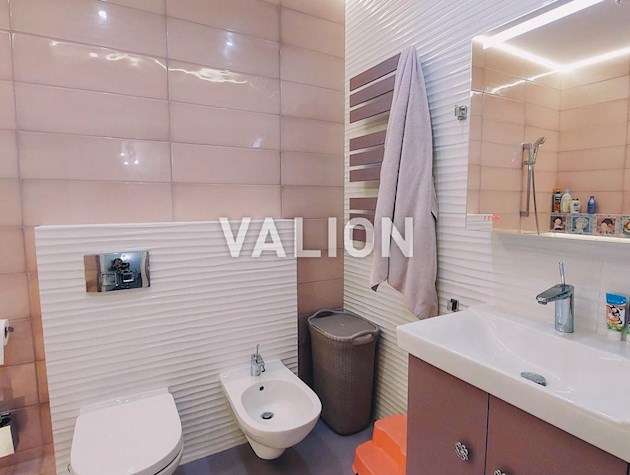 Предлагаем на продажу современную просторную квартиру с авторским ремонтом 2020 по улице Чорновола, 29-А в г. Киеве. Без %