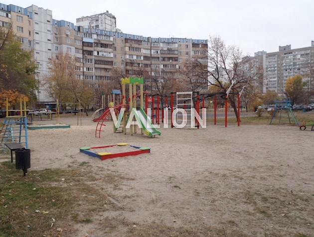 Продаж 3-к квартири вул. Каштанова 8