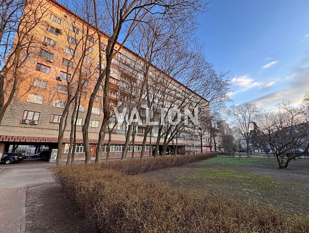 Продам 2-к квартиру в центре ст.м Арсенальная Суворова 19