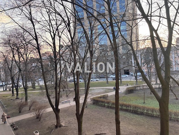 Продам 2-к квартиру в центре ст.м Арсенальная Суворова 19