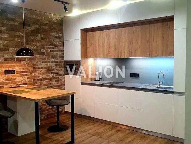 Продаж 1-к квартири вул. Салютна 2