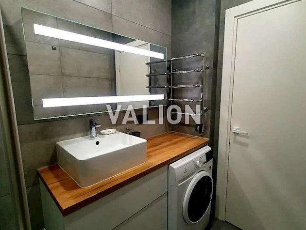 Продаж 1-к квартири вул. Салютна 2