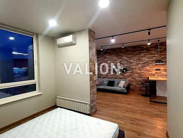 Продаж 1-к квартири вул. Салютна 2