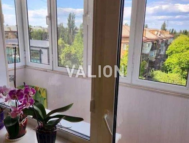 Продажа 4-х комнатной квартиры Салютная 4а Шевченковский район