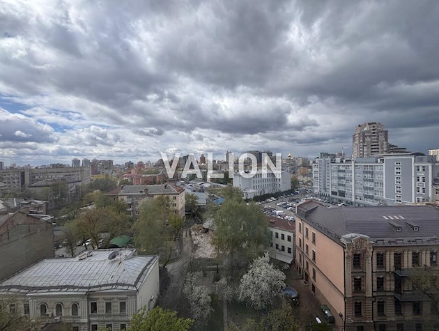 Продам 2 кімн. квартиру в Центрі, вул. Обсерваторна, 12а