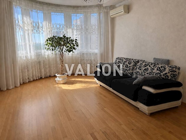 Продажа 2-комнатной квартиры 74 м² возле метро Осокорки, ул. Елизаветы Чавдар 9. До метро Осокорки — 5 минут пешком.