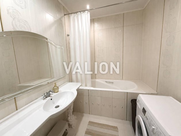 Продажа 2-комнатной квартиры 74 м² возле метро Осокорки, ул. Елизаветы Чавдар 9. До метро Осокорки — 5 минут пешком.