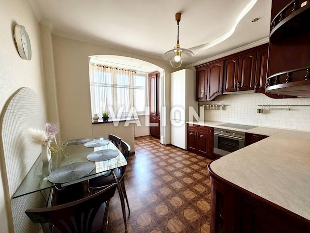 Продаж 2-кімнатної квартири 74 м² біля метро Осокорки, вул. Єлизавети Чавдар 9. До метро Осокорки — 5 хвилин пішки.
