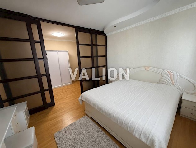 Продажа 2-комнатной квартиры 74 м² возле метро Осокорки, ул. Елизаветы Чавдар 9. До метро Осокорки — 5 минут пешком.