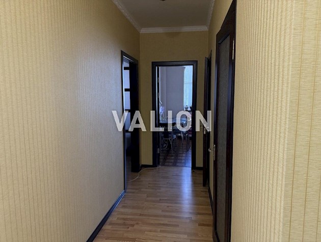 Продаж 2-кімнатної квартири 74 м² біля метро Осокорки, вул. Єлизавети Чавдар 9. До метро Осокорки — 5 хвилин пішки.