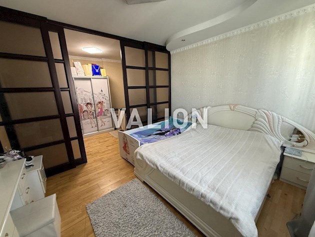 Продаж 2-кімнатної квартири 74 м² біля метро Осокорки, вул. Єлизавети Чавдар 9. До метро Осокорки — 5 хвилин пішки.