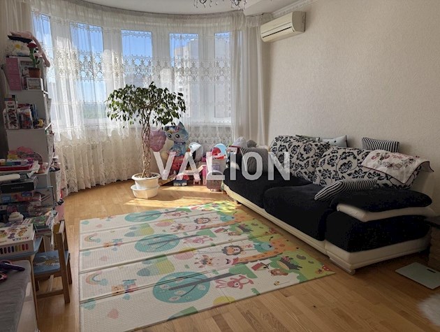 Продаж 2-кімнатної квартири 74 м² біля метро Осокорки, вул. Єлизавети Чавдар 9. До метро Осокорки — 5 хвилин пішки.