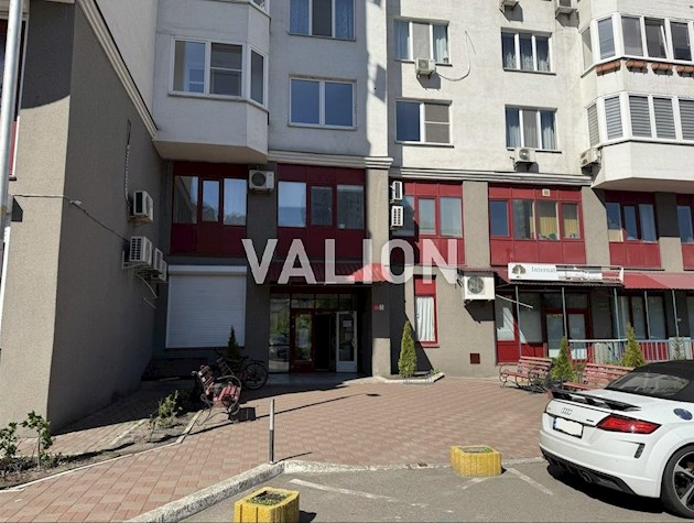 Продаж 2-кімнатної квартири 74 м² біля метро Осокорки, вул. Єлизавети Чавдар 9. До метро Осокорки — 5 хвилин пішки.