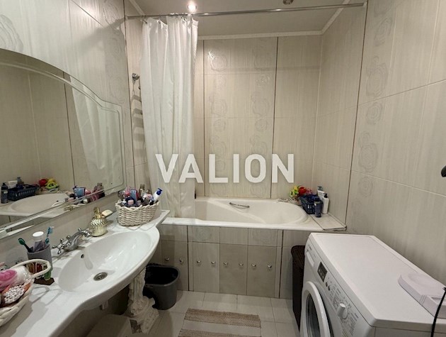 Продаж 2-кімнатної квартири 74 м² біля метро Осокорки, вул. Єлизавети Чавдар 9. До метро Осокорки — 5 хвилин пішки.
