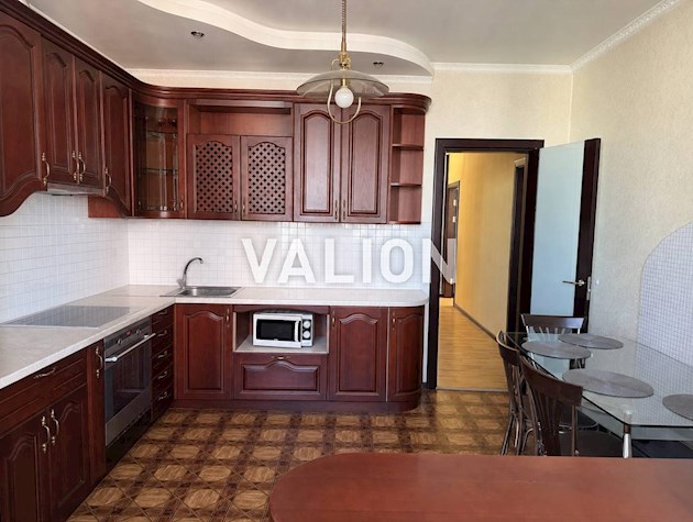 Продаж 2-кімнатної квартири 74 м² біля метро Осокорки, вул. Єлизавети Чавдар 9. До метро Осокорки — 5 хвилин пішки.