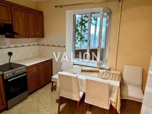 Продаж 3-к квартири вул. Олександри Екстер 14