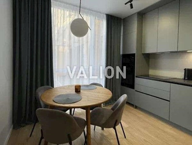 Продаж 1-к квартири вул. Салютна 2