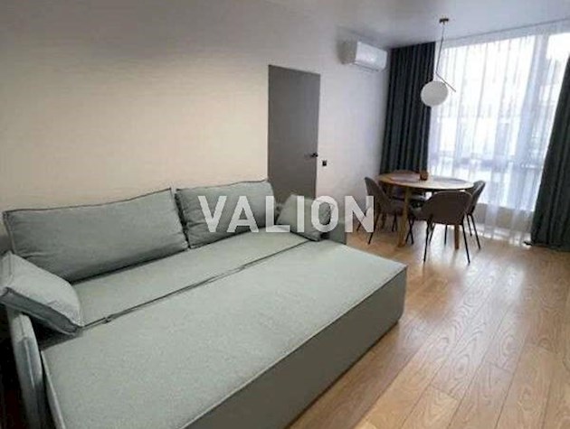 Продаж 1-к квартири вул. Салютна 2