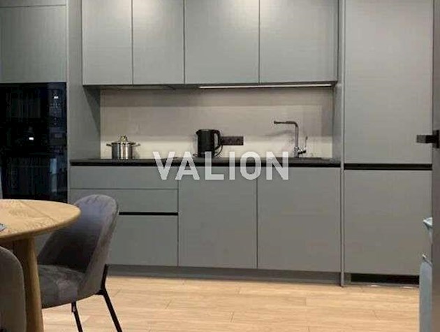 Продаж 1-к квартири вул. Салютна 2