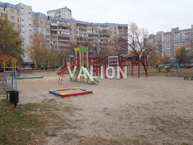 Продаж 3-к квартири вул. Каштанова, 8