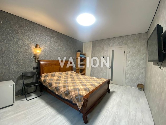 Продаж 3-к квартири вул. Каштанова, 8