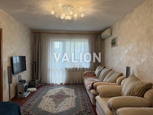 Продается просторная, 4 комнатная квартира на ул. Приречной, 33, Оболонь.