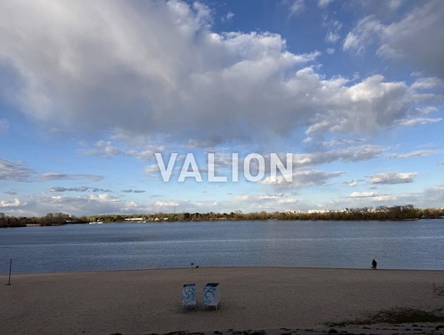 Продается просторная, 4 комнатная квартира на ул. Приречной, 33, Оболонь.