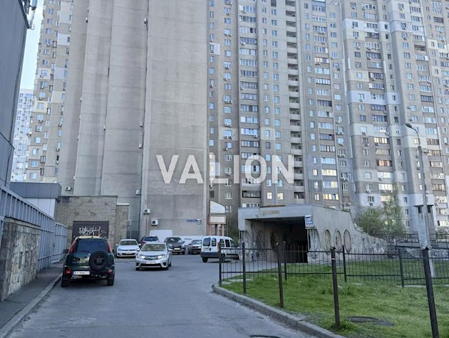 Продам 3-комнатную квартиру (возможна продажа по программам «ЕОСЕЛЬЯ», «ЕВИДНОВЛЕННЯ», сертификат) у метро «Харьковская», ул. Братства Тарасовцев, 4-й этаж, 92 м².