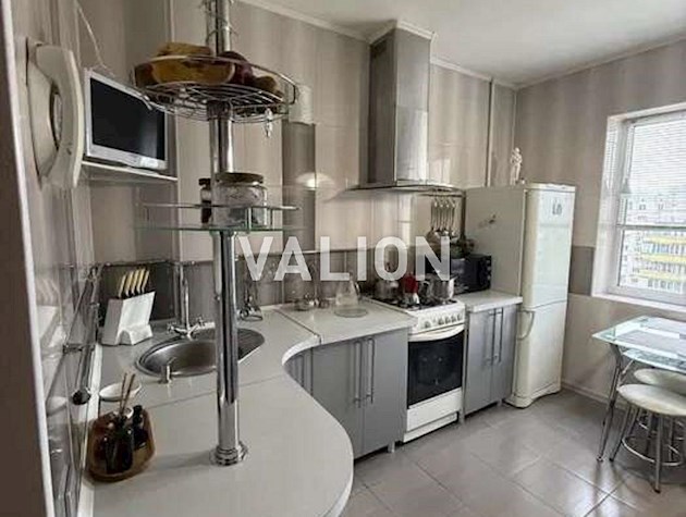 Продається 3-кімнатна квартира Дарницький район, вул. Тростянецька, 8б