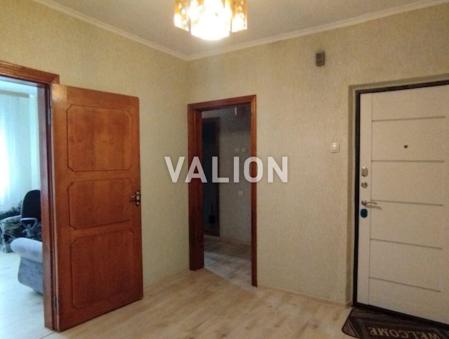 Продам 3-комнатную квартиру 72 м.кв. ул. Харьковское шоссе 146 метро Харьковское 10 мин. общественным транспортом.
