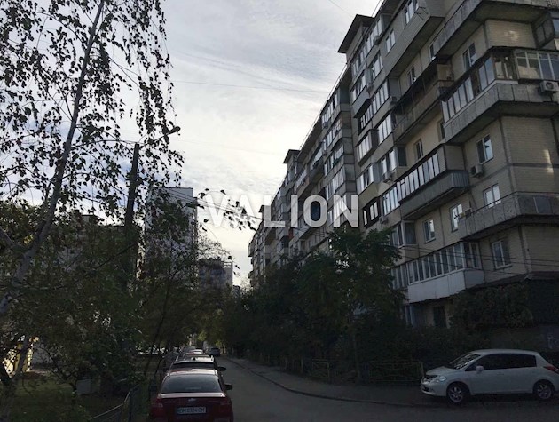 Продаю просторную 2-комнатную квартиру по адресу пр. Оболонский 10, Оболонский район.