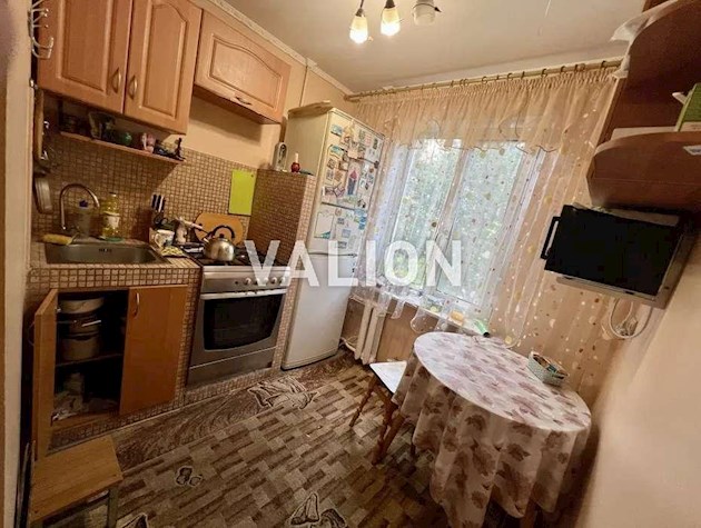 Продаж 3-к квартири вул. Мілютенка 11