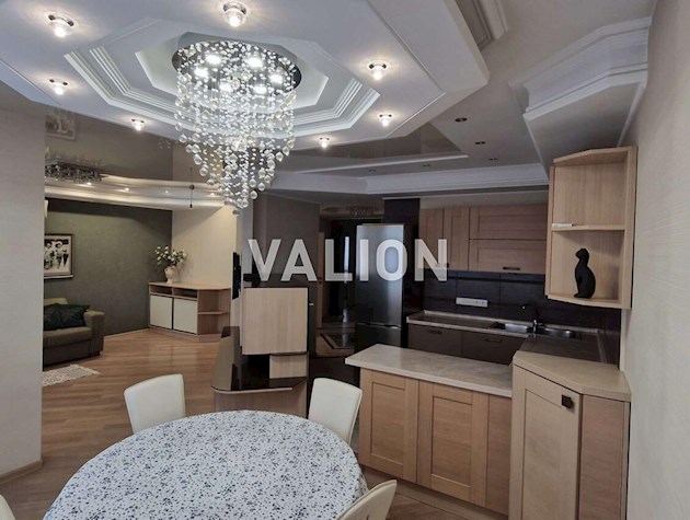 Продаж 3-к квартири вул. Освіти 14а