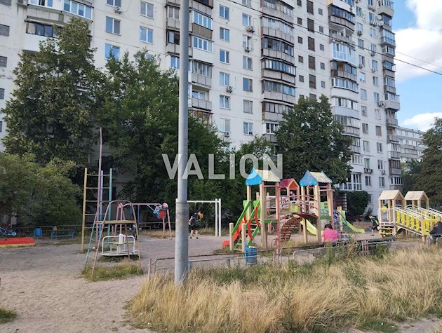 Продам 1-комнатную квартиру по ул. Энтузиастов, 9 (Русановка), рядом Днепр и Днепровский канал, метро Левобережная